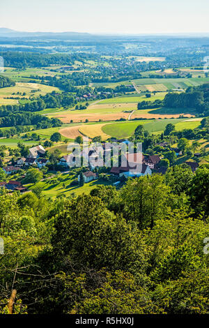 Vue panoramique sur le Jura souabe au-dessus du village hohrein Banque D'Images