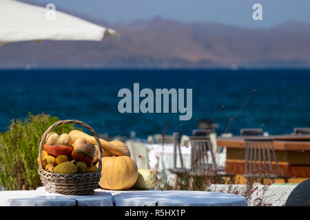 La décoration des tables et de la nourriture dans un restaurant en bord de mer sur une journée ensoleillée à l'île de Kos, Grèce Banque D'Images