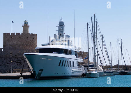 La ville de Rhodes, Rhodes, Grèce, le 25 août 2018 : une large white luxury motor yacht est amarré au Colosse de Rhodes. Banque D'Images