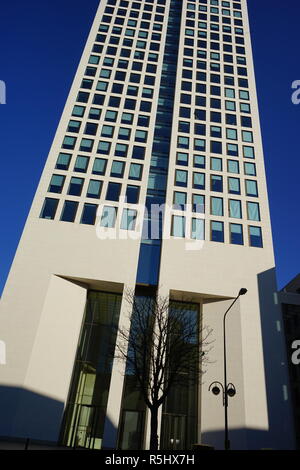 Opernturm, Hauptquartier der UBS Europe SE, Wolkenkratzer, Frankfurt am Main, gesehen von der Bockenheimer Landstraße, Allemagne Banque D'Images