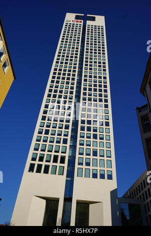 Opernturm, Hauptquartier der UBS Europe SE, Wolkenkratzer, Frankfurt am Main, gesehen von der Bockenheimer Landstraße, Allemagne Banque D'Images