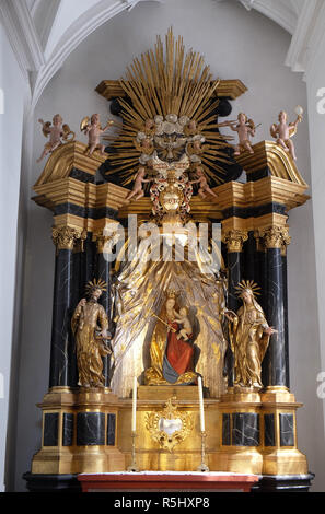 Vierge à l'enfant Jésus, dans l'autel de l'église collégiale de Neumunster à Würzburg, Allemagne Banque D'Images