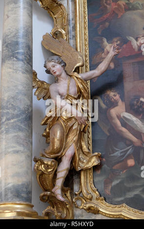 Angel statue sur l'autel de Saint Michel l'église collégiale de Neumunster à Würzburg, Allemagne Banque D'Images