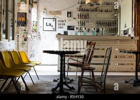 BUDAPEST, HONGRIE - le 12 août 2018 : Iinteriors Szimpla kert pub de ruine à la lumière du jour, pas de clients. Banque D'Images
