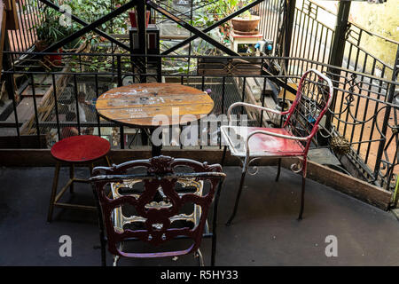 BUDAPEST, HONGRIE - le 12 août 2018 : mobilier vintage bar sur une terrasse dans Szimpla kert ruin pub, une des destinations touristiques populaires en Hongrie. Banque D'Images