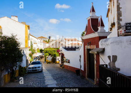 Obidos, Portugal - 21 septembre 2018 : l'intérieur des murs du village historique dans le centre du Portugal les rues étroites et maisons colorées Leir Banque D'Images