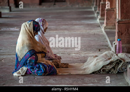 Deux femmes assises priant au Jama Masjid, fort Fatehpur Sikri, Uttar Pradesh, Inde Banque D'Images