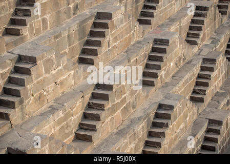 Détail des marches de Chand Baori stepwell dans le village d'Abhaneri, Rajasthan, Inde Banque D'Images