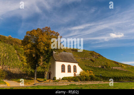 Chapelle au pied du vignoble dans le village de Mehring sur la Moselle et la vallée. Rhineland-Palantine, Germany, Europe Banque D'Images