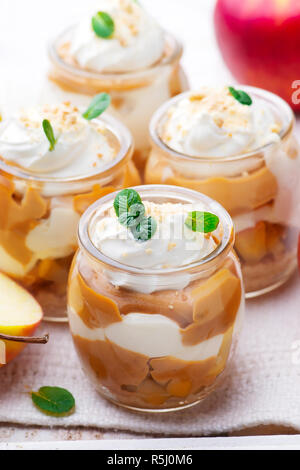 Caramel Gâteau au fromage sans cuisson Apple dans la mise au point sélective .jar Banque D'Images