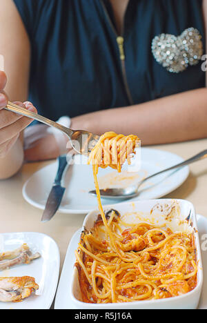 Manger des spaghetti à la femme une grande saveur Banque D'Images