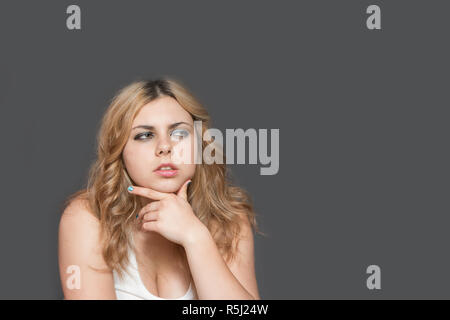 Studio shot of thoughtful attractive adolescente aux cheveux longs Banque D'Images