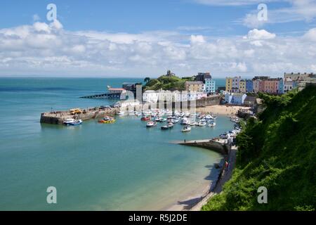 Vue sur le port de Tenby, ville et château, Pembrokeshire, Pays de Galles, Royaume-Uni Banque D'Images