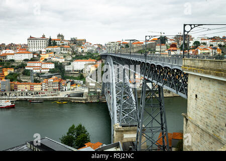 Le pont D. Luis est vu de Gaia menant vers Porto, Portugal, sur un ciel nuageux le matin. Banque D'Images