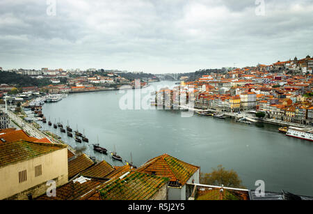 Panorama de Porto, Portugal, avec la marge de la rivière Douro et Porto Gaia, sur un ciel nuageux le matin. Banque D'Images