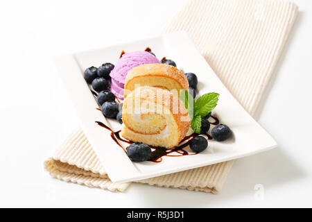 Swiss roll avec blueberry ice cream Banque D'Images