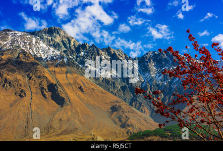 Montagnes sur Stepantsminda Khevi anciennement Kazbegi dans la province, la Géorgie. Grand Caucase. Banque D'Images