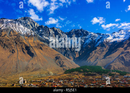 Montagnes sur Stepantsminda Khevi anciennement Kazbegi dans la province, la Géorgie. Grand Caucase. Banque D'Images