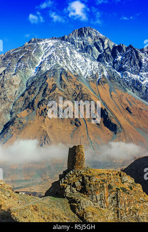 Montagnes sur Stepantsminda Khevi anciennement Kazbegi dans la province, la Géorgie. Grand Caucase. Banque D'Images