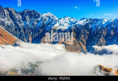 Montagnes sur Stepantsminda Khevi anciennement Kazbegi dans la province, la Géorgie. Grand Caucase. Banque D'Images