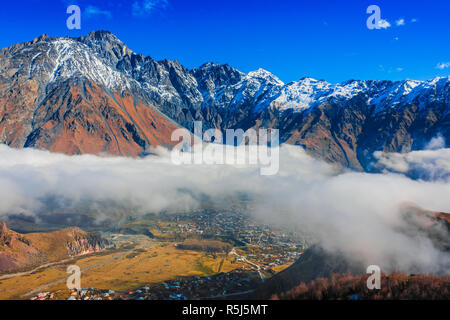 Montagnes sur Stepantsminda Khevi anciennement Kazbegi dans la province, la Géorgie. Grand Caucase. Banque D'Images