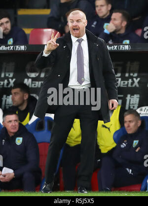 Burnley manager Sean Dyche indique à ses joueurs au cours de la Premier League match à Selhurst Park, Londres. Banque D'Images