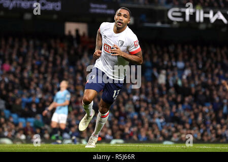 Bournemouth Callum Wilson fête marquant son premier but de côtés du jeu pendant le premier match de championnat à l'Etihad Stadium, Manchester. Banque D'Images