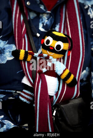 Gros plan sur un fan de Burnley lors du match de la Premier League à Selhurst Park, Londres. APPUYEZ SUR ASSOCIATION photo. Date de la photo: Samedi 1er décembre 2018. Voir PA Story FOOTBALL Palace. Le crédit photo devrait se lire comme suit : John Walton/PA Wire. RESTRICTIONS : aucune utilisation avec des fichiers audio, vidéo, données, listes de présentoirs, logos de clubs/ligue ou services « en direct » non autorisés. Utilisation en ligne limitée à 120 images, pas d'émulation vidéo. Aucune utilisation dans les Paris, les jeux ou les publications de club/ligue/joueur unique. Banque D'Images