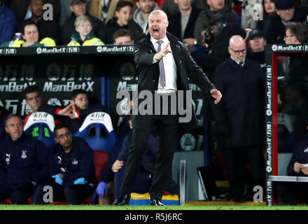 Burnley manager Sean Dyche indique à ses joueurs au cours de la Premier League match à Selhurst Park, Londres. Banque D'Images