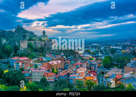 Vue panoramique de Tbilissi, Géorgie, après le coucher du soleil. Banque D'Images