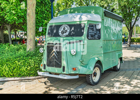 Véhicule de livraison verte Citroen Type H de autour de 1960 a été converti en un camion alimentaire, Balatonfuered, Veszprem comté, central Transdanubia, Hongrie Banque D'Images