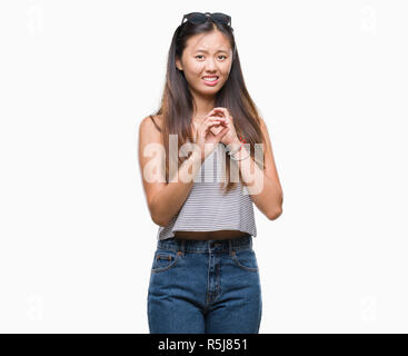 Young Asian woman wearing sunglasses sur fond isolé dégoûté expression, mécontent et peur de faire face à l'aversion du dégoût parce que reactio Banque D'Images