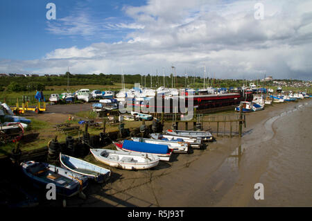 Bateaux à voile amarré dans une marina située à Benfleet Creek près de Leigh-on-Sea dans l'Essex. Banque D'Images