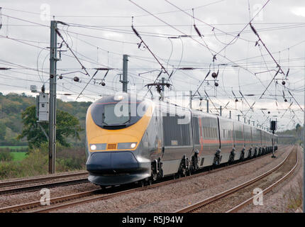 Un train Eurostar GNER de classe 373 numéros 373305 et 373306 part vers le nord le long de la ligne principale de la côte est près de Sandy. Banque D'Images