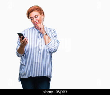 Atrractive young redhead woman texting en utilisant blackberry sur fond isolé visage sérieux de penser à question, idée très confus Banque D'Images