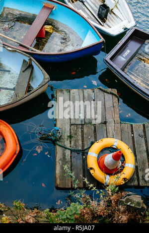 Plusieurs barques à teied awooden pier Banque D'Images