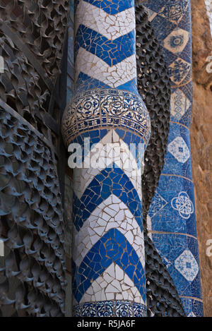 Les colonnes colorées sur le côté du pavillon à l'entrée du Parc Güell conçu par Antoni Gaudi, Barcelone, Espagne Banque D'Images