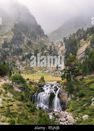 Chute d'Aigualluts dans les Pyrénées près de Benasque, Huesca, Aragon, Espagne Banque D'Images