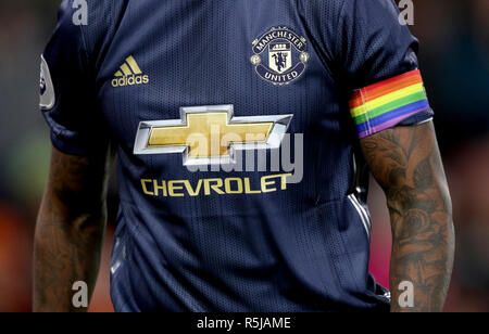 Une vue détaillée d'un arc-en-ciel bandeau de capitaine sur Manchester United, Ashley Young au cours de la Premier League match à St Mary's Stadium, Southampton. Banque D'Images