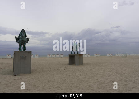 Oostduinkerke, Belgique - le 6 août 2018 : Paardenvisser cloné Statue, bronze sculptures de William Sweetlove de shrimper à cheval sur la plage de Banque D'Images