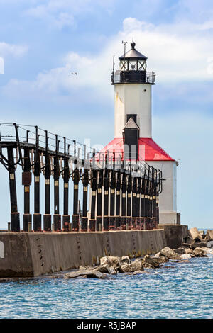 Une passerelle mène à l'historic East Pierhead phare sur le lac Michigan à Michigan City, Indiana. Banque D'Images