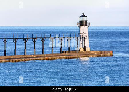 La Jetée Nord Saint Joseph phare extérieur marque l'entrée de port de la ville, sur le lac Michigan. Banque D'Images