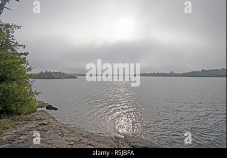Passer à travers le soleil matin Brouillard sur le lac Saganaga peu dans les eaux limitrophes du Minnesota Banque D'Images