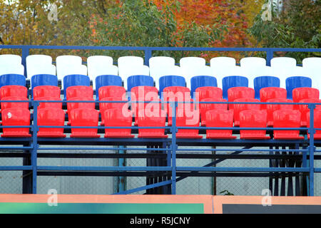 Grande tribune stade avec de nombreux sièges de couleur à l'extérieur vue avant Banque D'Images