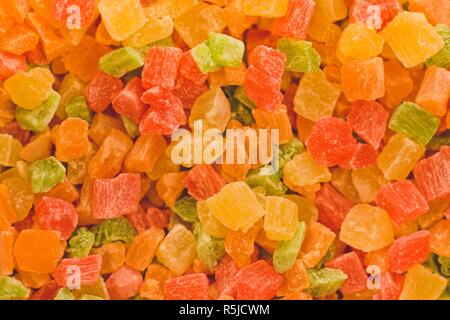 Fruits secs colorés de fruits et de baies sont coupés en morceaux en forme de carrés. Mélange de fruits sains et savoureux. Il s'appelle fruits confits. Banque D'Images
