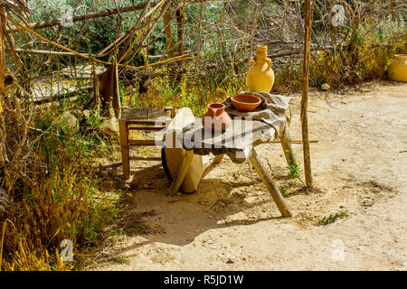 Une petite table en bois rugueux dans le musée en plein air du village de Nazareth en Israël. Ce site donne un aspect authentique à la vie et l'époque de Jésus en 1 Banque D'Images