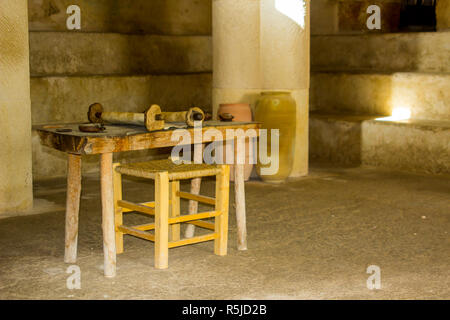 Une petite table en bois brut avec de Torah dans la Synagogue à l'open air museum de Nazareth Village Israël. Ce site donne un aspect authentique Banque D'Images