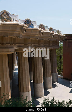 Les visiteurs assis sur le toit de la colonnes doriques de la salle hypostyle (Hall de la centaine de colonnes), le parc Guell, Barcelone, Espagne Banque D'Images