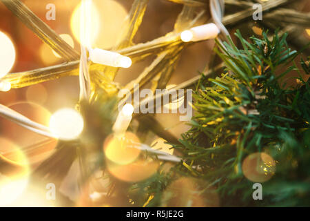 Close-up des décorations de Noël. Arbre de Noël décoré de guirlandes. Selective focus sur l'arbre. Banque D'Images