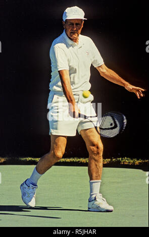 Kennebunkport, États-Unis d'Amérique. 19 mai, 2013. Le président des États-Unis George H. W. Bush joue un match de tennis à ses vacances d'été accueil à Kennebunkport, Maine le 8 août 1991.Crédit obligatoire : David Valdez/White House via CNP | Conditions de crédit dans le monde entier : dpa/Alamy Live News Banque D'Images